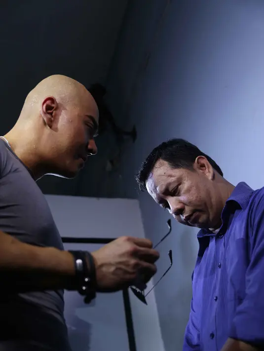 Deddy yang telah memiliki data lengkap Antho Nugroho alamat, keluarga, no telp dan no KTP memposting foto KTP Antho yang sedikit diblur mengajak untuk bermusyawarah atau menyerahkan diri. (Nurwahyunan/Bintang.com)