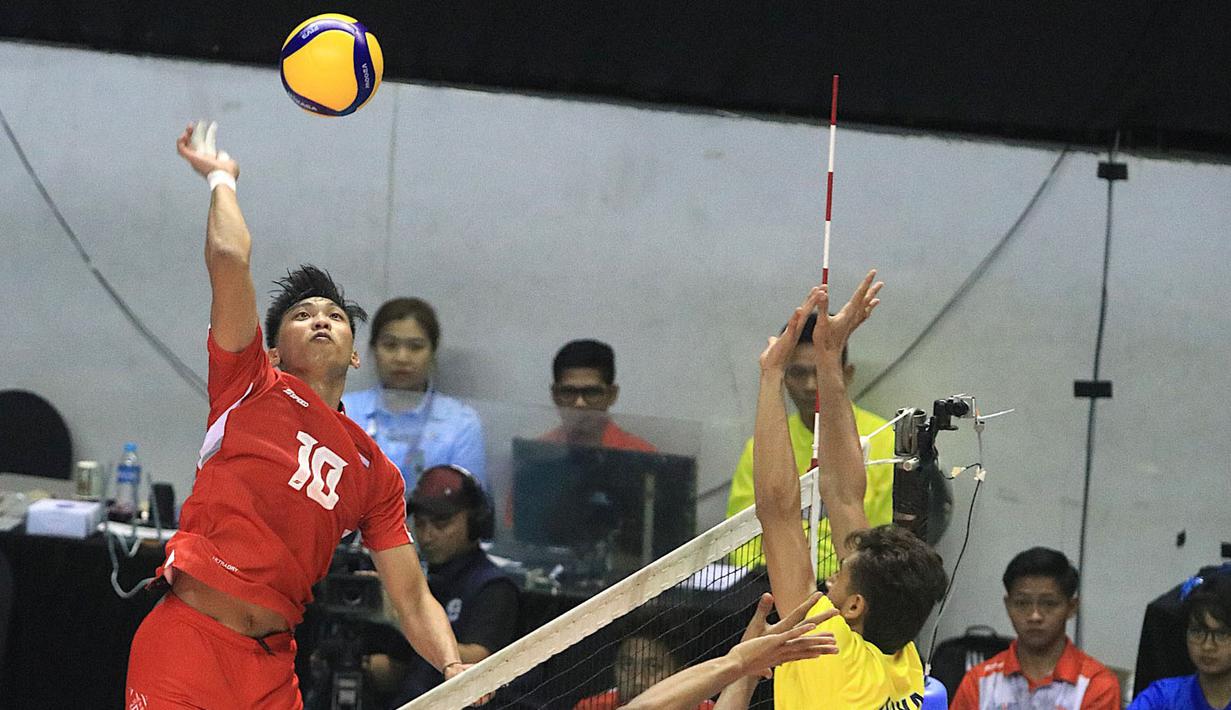 <p>Pemain Timnas voli putra Indonesia U-20, Farchan Vachrezy (kiri) melepaskan spike saat menghadapi India pada laga perempatfinal Kejuaraan Bola Voli Asia Putra AVC U-20 2024 di Jawa Pos Arena Surabaya, Sabtu (27/7/2024) malam. Timnas voli putra Indonesia U-20 menang 3-1 (25-20, 25-23, 16-25 dan 25-18). (Dok. PBVSI)</p>