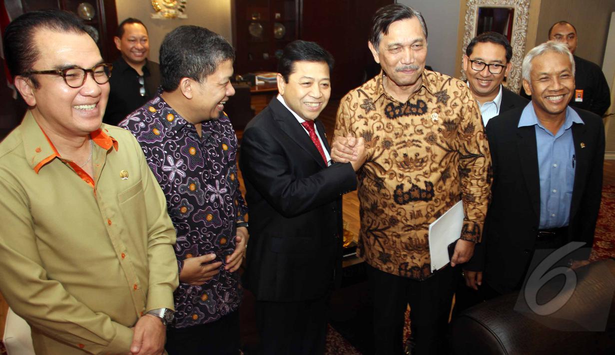 Kepala Staf Kepresidenan, Luhut Binsar Pandjaitan mengunjungi ruang kerja Ketua DPR RI, Setya Novanto, Jakarta, Kamis (2/4/2015).Kedatangan Luhut dalam rangka berkordinasi terkait pelaksanaan dan peringatan KAA ke-60 di Bandung.(Liputan6.com/Helmi Afandi)