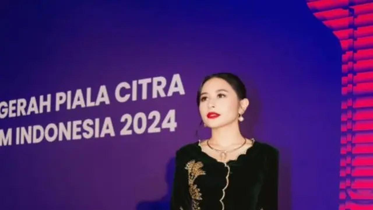 Potret Prilly Latuconsina dengan Busana Hitam, Inspirasi Tampil Jenjang untuk Wanita Tinggi 150 cm-an
