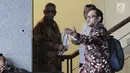 Direktur Utama PT PLN (Persero) nonaktif, Sofyan Basir (kiri) memenuhi panggilan penyidik KPK dalam pemeriksaan di Jakarta, Senin (6/5/2019). Sofyan Basir diperiksa perdana sebagai tersangka kasus dugaan suap terkait kesepakatan kontrak kerja sama pembangunan PLTU Riau-1. (merdeka.com/Dwi Narwoko)