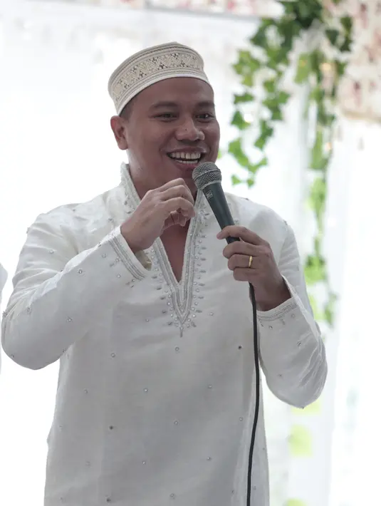 Ketakutan Vicky lantaran Angel Lelga sering kali mengenakan barang-barang yang mahal. Hal itu yang sempat membuatnya gemetaran dan takut saat akan mengajaknya menikah. (Nurwahyunan/Bintang.com)