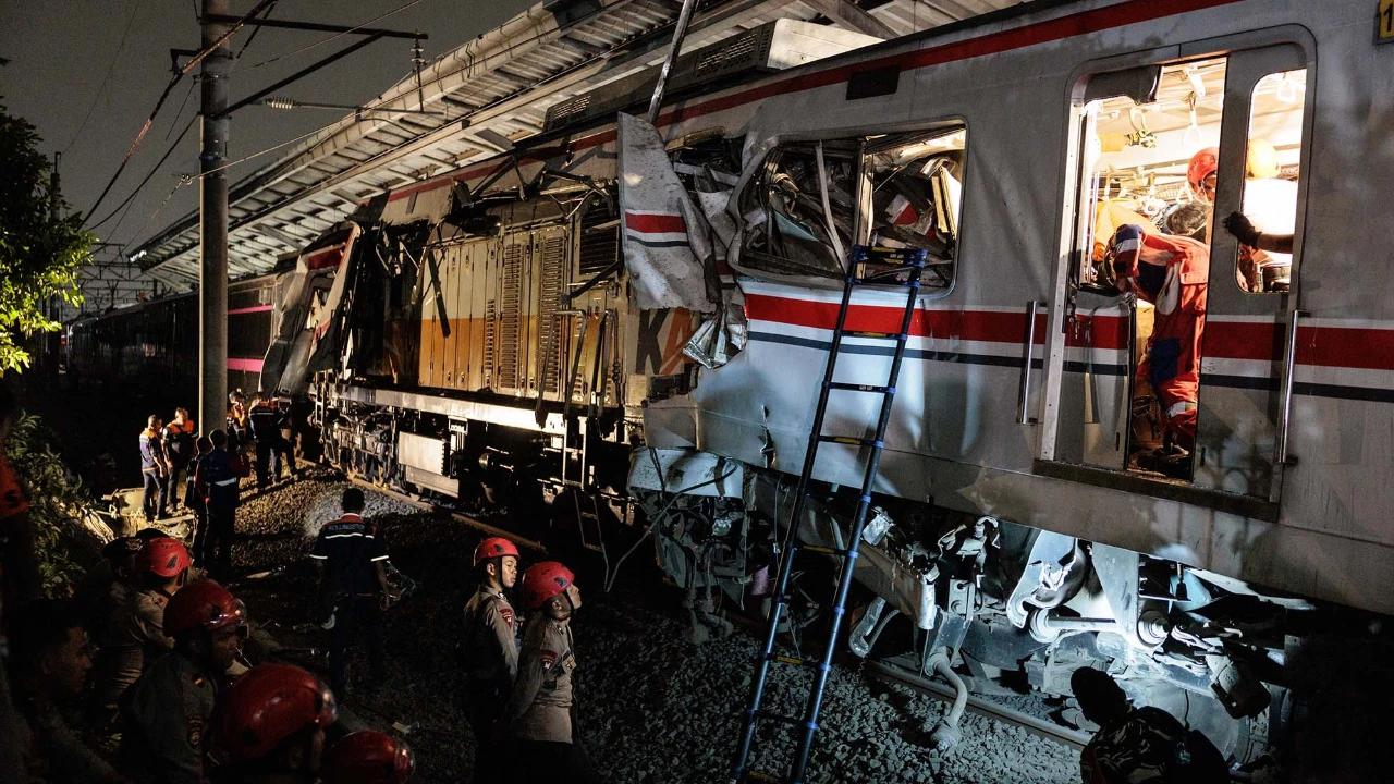 Ditjen Perkeretaapian Hingga Pihak Taksi Green SM Diperiksa Hari Ini Terkait Tabrakan Kereta di Bekasi