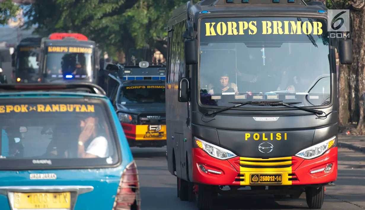 Iring-iringan bus yang membawa narapidana teroris dari Rutan Cabang Salemba Mako Brimob melintas di kawasan Kelapa Dua, Depok, Kamis (10/5). Imbas kerusuhan, sebanyak 155 narapidana terorisme dipindahkan ke Nusakambangan, Cilacap (Merdeka.com/Arie Basuki)
