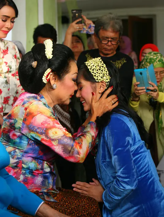 Menurut pihak keluarga, air yang digunakan untuk siraman diambil dari sembilan mata air. Air zam zam dari Mekkah dan beberapa tempat bersejarah di Indonesia termasuk keraton solo. (Nurwahyunan/Bintang.com)