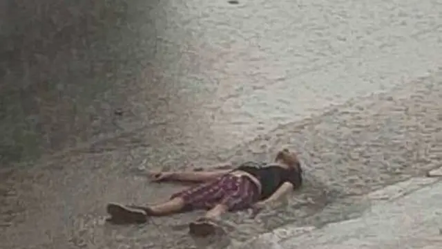 7 Potret Nyeleneh Orang Hujan-Hujanan, Ada yang Galau