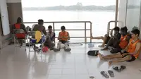 Para pemain Mitra Kukar menggunakan kapal feri menyeberangi Sungai Mahakam menuju Stadion Aji Imbut, Tenggarong, Kaltim, Sabtu (3/10/2015). (Bola.com/Vitalis Yogi Trisna)