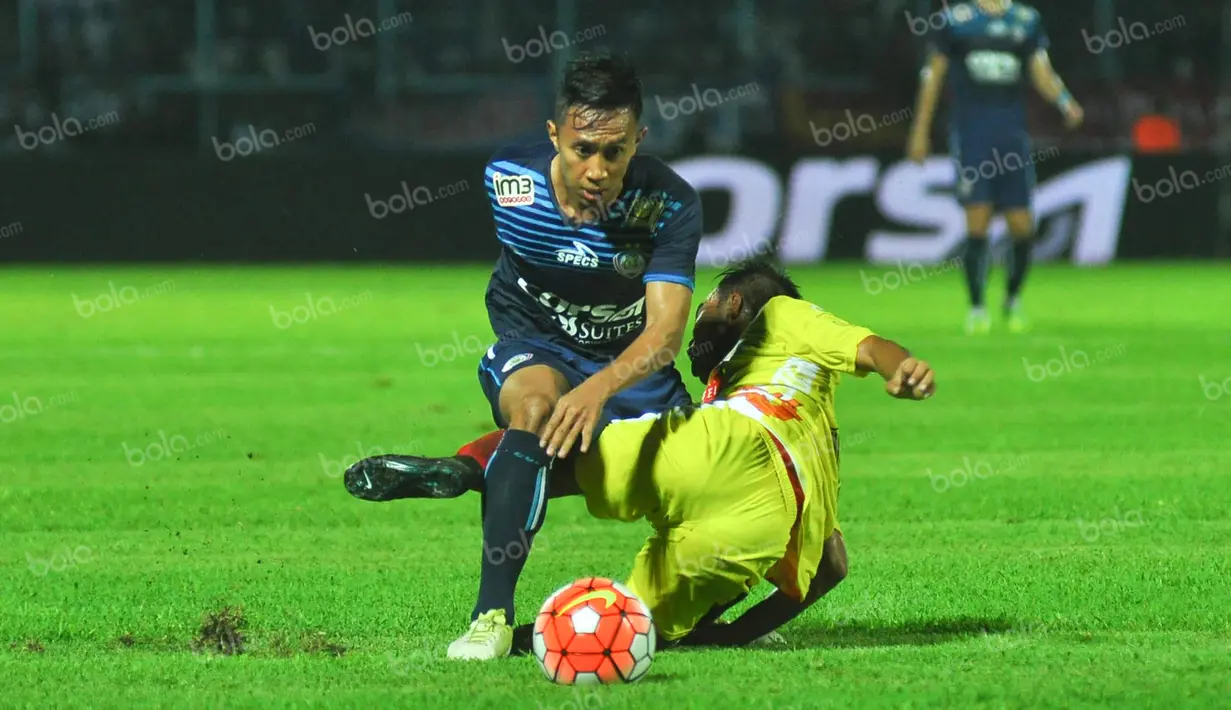 Pemain Arema, Antoni Putro Nugroho (kiri), dilanggar pemain Bhayangkara Surabaya United, M. Fathurochman, dalam laga Torabika Soccer Championship 2016 presented by IM3 Ooredoo di Stadion Kanjuruhan, Malang, Minggu (15/5/2016). (Bola.com/Iwan Setiawan)