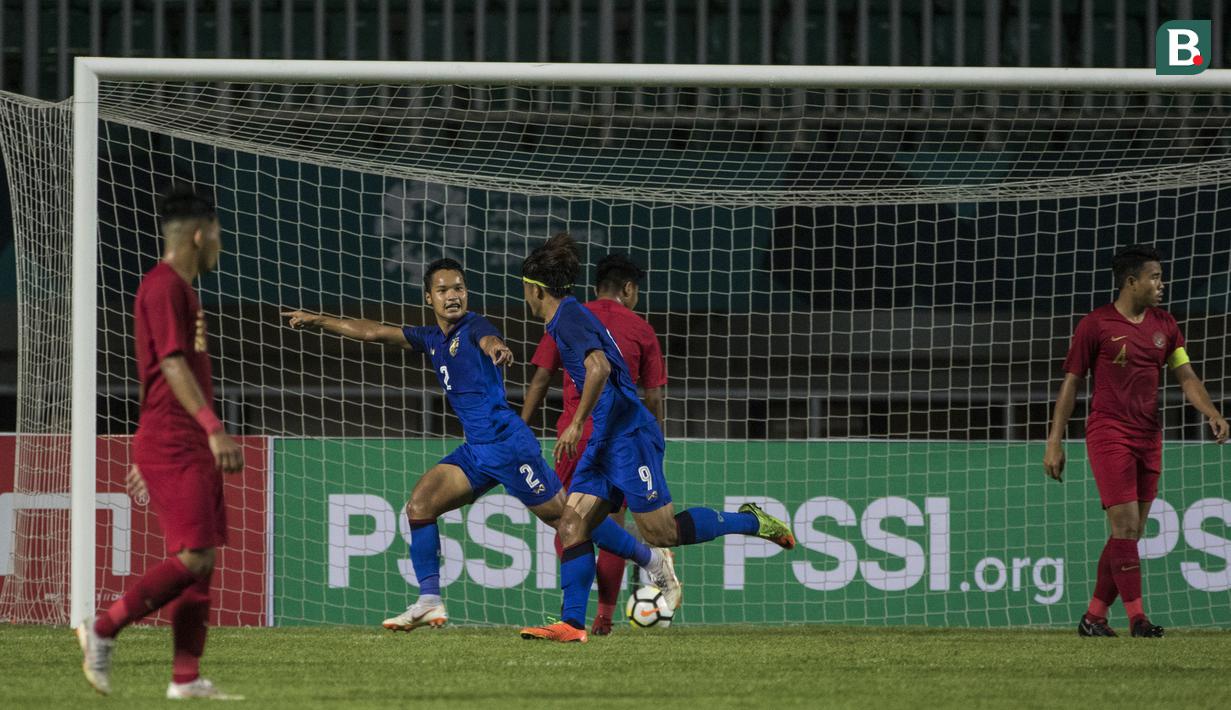 Bek Thailand, Nakin Wisetchat, merayakan gol yang dicetaknya ke gawang Timnas Indonesia pada laga PSSI 88th U-19 di Stadion Pakansari, Jawa Barat, Minggu (23/9/2018). Kedua negara bermain imbang 2-2. (Bola.com/Vitalis Yogi Trisna)