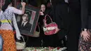 Sejumlah keluarga dan pelayat mengikuti prosesi pemakaman Guruh Soekarnoputra di TPU Karet Bivak, Jakarta Pusat, Sabtu (26/9/2026). Putra bungsu Presiden pertama RI Soekarno tersebut dimakamkan di area pemakaman keluarga, tepat di samping pusara ibundanya, Fatmawati. (KLY/Budy Santoso)