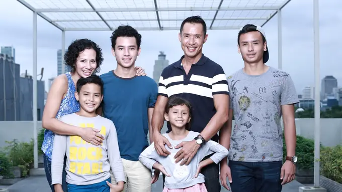 Erwin Parengkuan dan keluarga