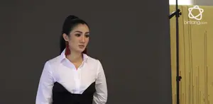 Melly Mono membeberkan strateginya untuk dapat bersaing sebagai penyanyi solo di industri musik tanah air.