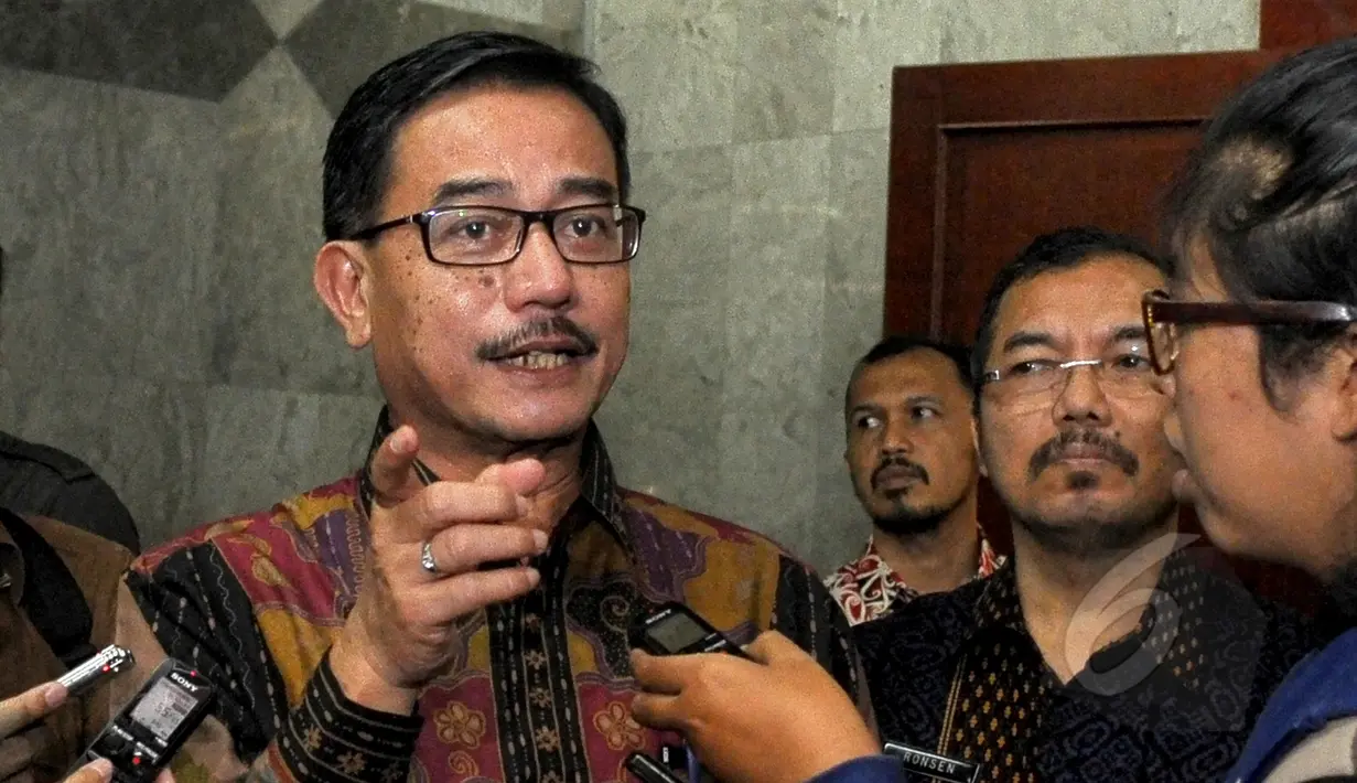 Menteri ATR/Kepala BPN Ferry Mursyidan Baldan menjawab pertanyaan wartawan seusai acara penandatanganan MoU terkait pengadaan sembilan juta Hektare Lahan Transmigrasi di kantor Kementerian Desa PDDT, Jakarta, Jumat (8/5/2015). (Liputan6.com/Yoppy Renato)