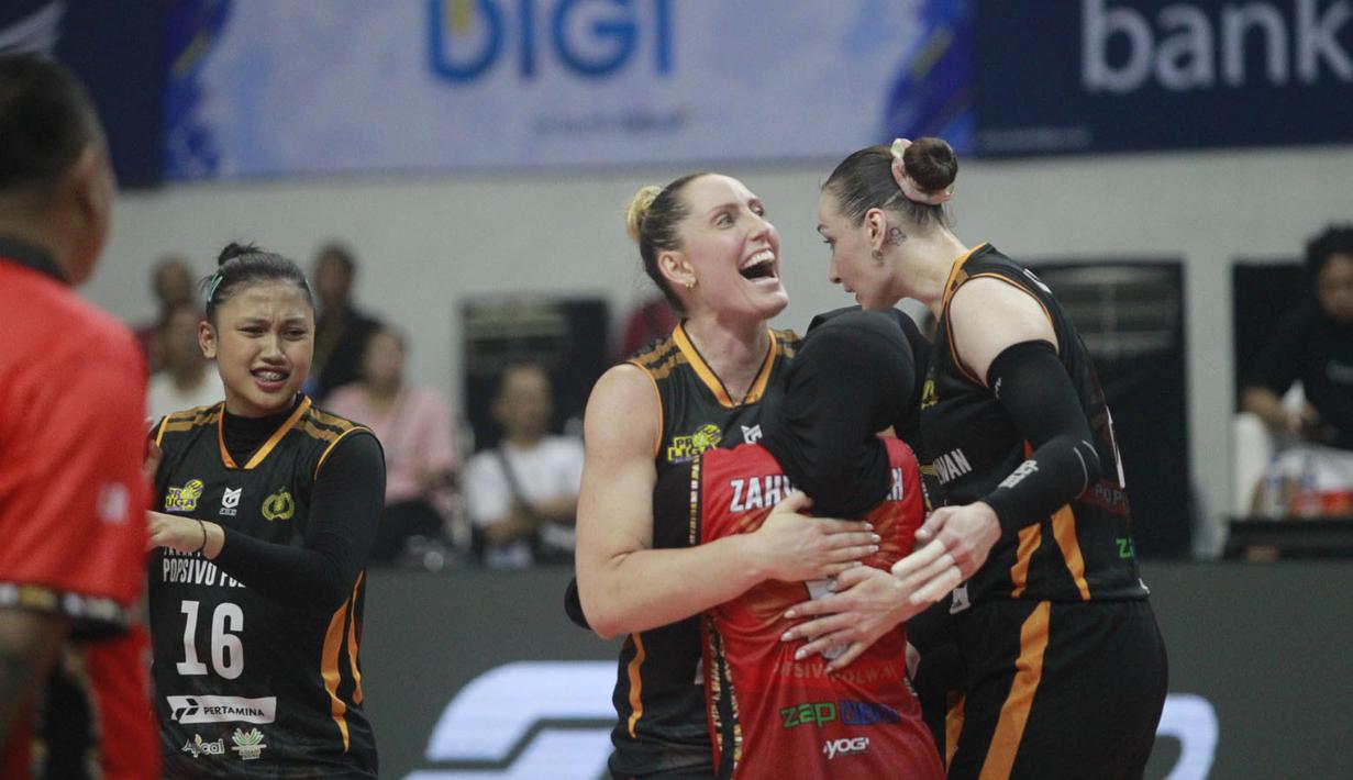 <p>Selebrasi para pemain Jakarta Popsivo Polwan, Madison Kingdon (tengah) dkk setelah mencetak angka saat menghadapi Bandung BJB Tandamata pada laga seri kedua putaran kedua PLN Mobile Proliga 2024 di GOR Si Jalak Harupat, Kabupaten Bandung, Jumat (7/6/2024). Jakarta Popsivo Polwan kalah 2-3 (26-28, 24-26, 25-18, 25-12 dan 13-15). (Dok. PBVSI)</p>