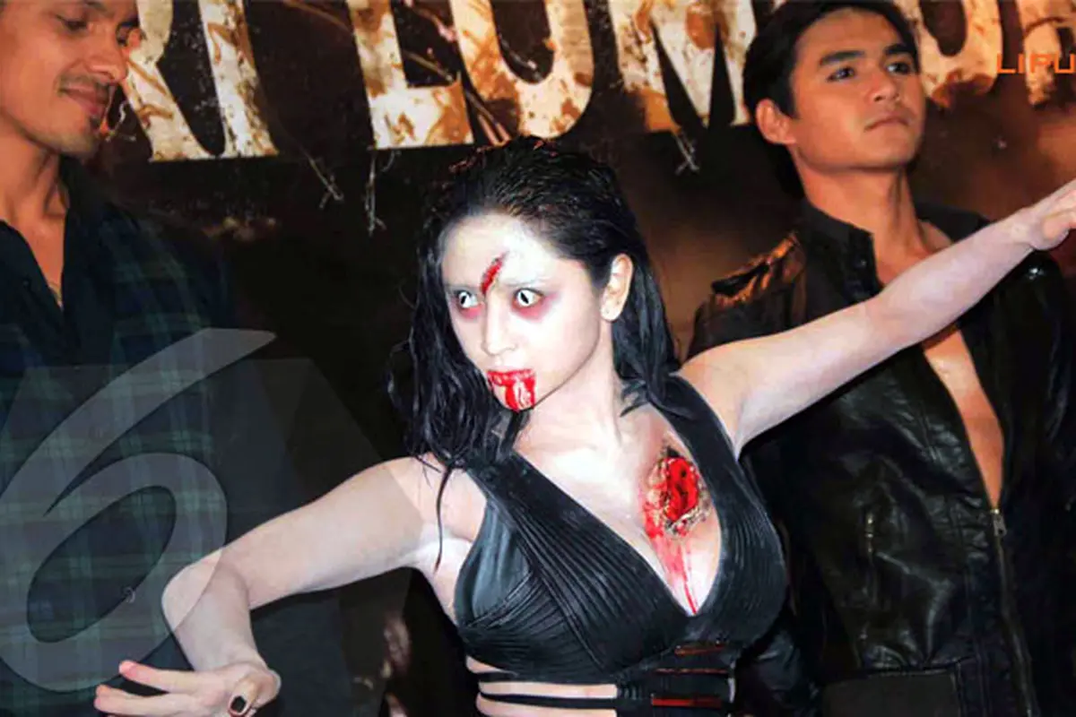 foto-dewi-perssik-hantu-131025b.jpg