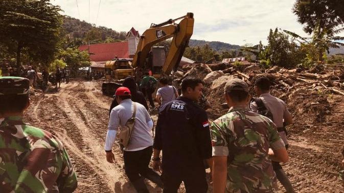 Usai meninjau lokasi banjir bandang di Desa Bolapapu, Kulawi, Sigi, Sulawesi Tengah pada Sabtu (14/12/2019), Kepala BNPB Doni Monardo berpesan agar tidak merusak alam. (Dok Badan Nasional Penanggulangan Bencana/BNPB)
