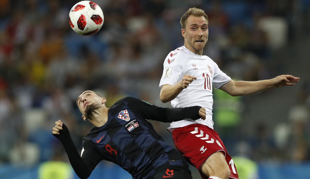 Duel pemain Kroasia, Mateo Kovacic (kiri) dan pemain Denmark, Christian Eriksen pada laga 16 besar Piala Dunia 2018 di Nizhny Novgorod Stadium, Rusia, (1/7/2018). Kroasia menang 3-2 lewat adu penalti. (AP/Darko Bandic)