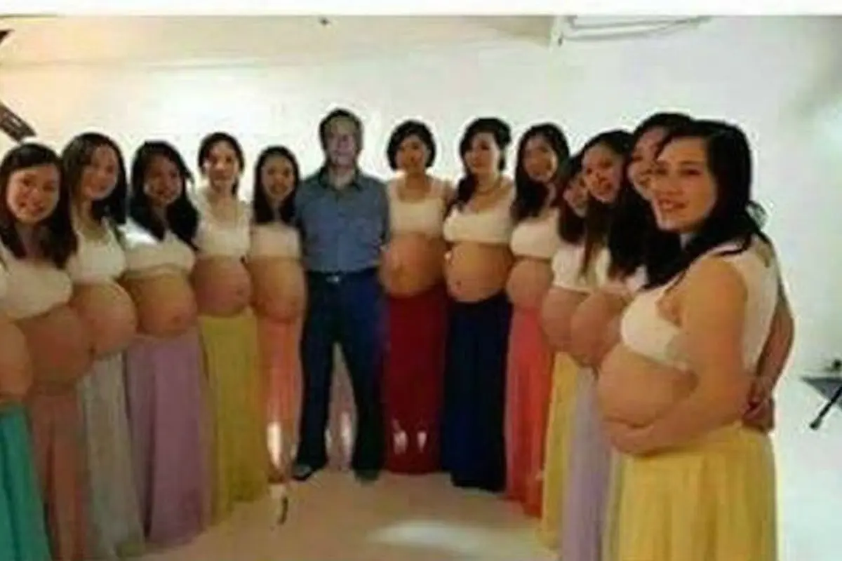 Bukan Main, Pria Ini Mejeng dengan 13 Istri yang Hamil Bersamaan