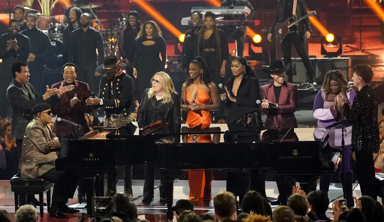 Penerima penghargaan Icon Award, Lionel Richie (kiri) bersama Stevie Wonder, Smokey Robinson, Jimmie Allen, Melissa Etheridge, Ari Lennox, Muni Long, Dustin Lynch, Yola dan Charlie Puth menampilkan "We Are the World" di American Music Awards di Microsoft Theater di Los Angeles pada Senin (21/11/2022). (AP Photo/Chris Pizzello)