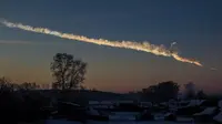 Ledakan meteor di Chelyabinsk, Rusia. (http://earthsky.org)