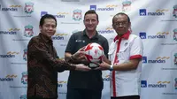 Sesmenpora apresiasi kehadiran legenda Liverpool Vladimir Smicer ke Indonesia. (foto: dok. Kemenpora)