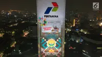 Maskot Asian Games  2018, Bhin-Bhin terpampang di video mapping atau layar bergerak di Gedung Utama Pertamina, Jakarta, Kamis (5/7). (Liputan6.com/Arya Manggala)