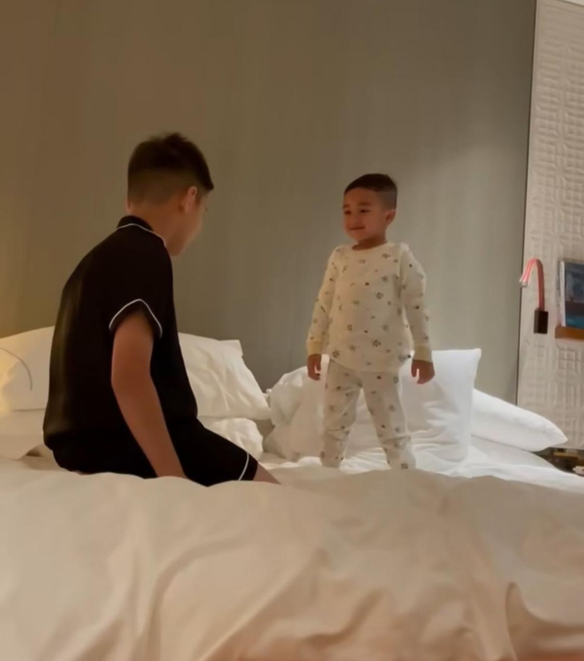 Jumpalitan Sebelum Tidur, Momen Kocak Rafathar dan Cipung yang Bikin Gemas!