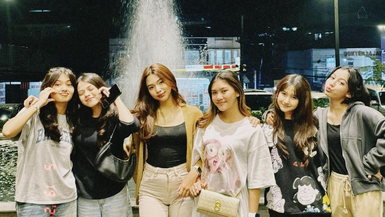 Di samping teman-teman DA5-nya, Sridevi juga berperan dalam sinetron MAGIC 5 bersama Basmalah, Washifa, Angel Marianne, Rachel Oldham, dan Sofhia Shireen.<br>