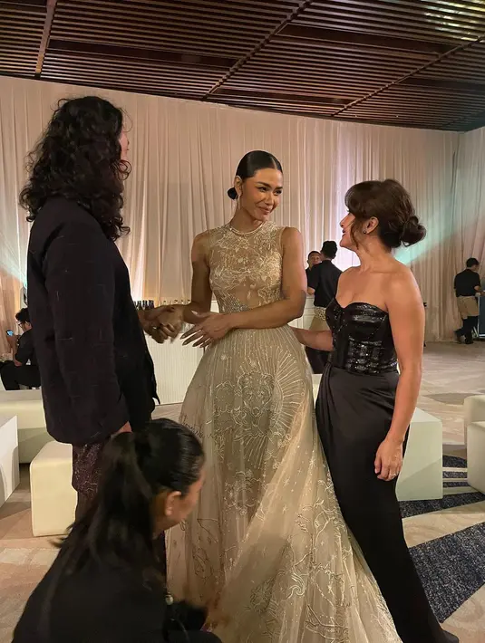 Dress hitam ini memiliki rok slit satin yang bikin tubuh petite Widi terlihat seksi [@widimulia]