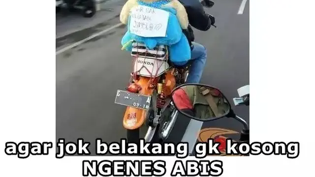 6 Potret Orang Bonceng Boneka Ini Kocak Banget, Sudah Kelamaan Jomblo