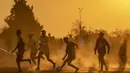 Sejumlah warga saat bermain sepak bola pada pertandingan persahabatan di lapangan yang berdebu di Soweto, Afrika Selatan, Rabu (16/6/2021).  (AP Photo/Themba Hadebe)