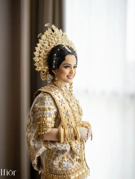 Untuk momen pernikahannya, Putri Isnari memilih adat Bugis dengan baju khasnya yang keemasan mewah dan full makeup yang luar biasa menawan. [Foto: Instagram/elfiorphoto]