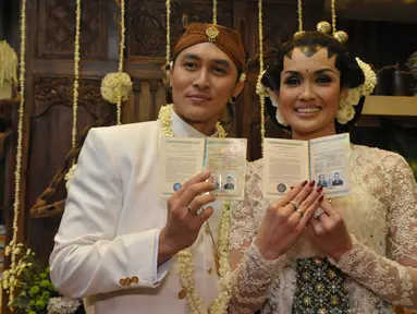 Pasangan Demian Aditya dan Sara Wijayanto akhirnya dinyatakan resmi menjadi suami istri, Kamis (22/5/14). (Liputan6.com/Panji Diksana)
