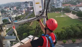 Seorang teknisi XL Axiata sedang melakukan pemeliharaan perangkat BTS (Base Transceiver Station) di sebuah tower seputaran Tol Trans Sumatera yang menghubungkan Kota Medan. Credit: XL Axiata