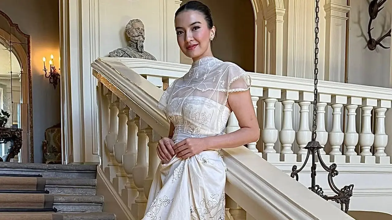6 Gaya Raline Shah Dibalut Gaun Putih Multifungsi, Inspirasi Elegan untuk Kondangan Outdoor