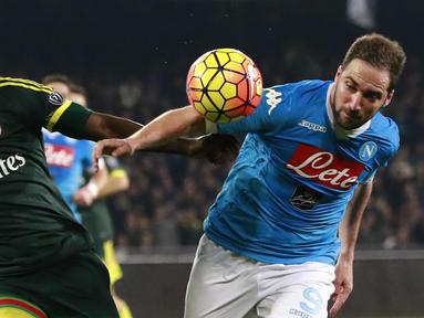 Pemain Napoli, Gonzalo Higuain (kanan) berebut bola dengan pemain AC Milan, Cristian Zapata dpada pertandingan Serie A pekan ke-26 di San Paolo, Naples, Selasa (23/2/2016) dini hari WIB. (AFP / Carlo Hermann)