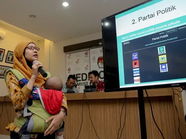 Juara Kategori Perempuan, Lya Hulliyyatus saat presentasi di Gedung KPU, Jakarta, Selasa (10/11/2015). Jelang Pilkada, KPU mengadakan pembuatan aplikasi "Pilkada Serentak Apps Challenge Code for Vote 4.0". (Liputan6.com/Faizal Fanani) 