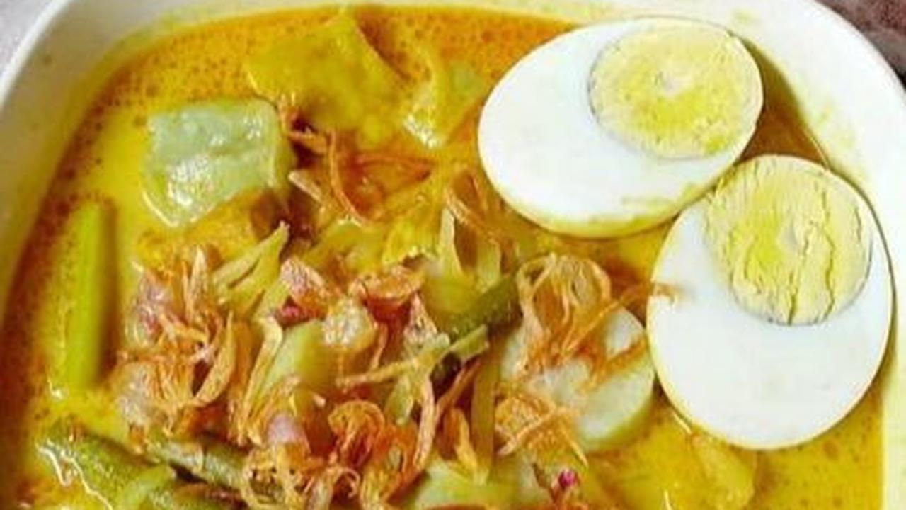 1. Ketupat Sayur Bakso