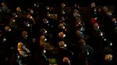 Para lansia penghuni panti jompo yang telah menerima vaksin virus corona COVID-19 menyaksikan pertunjukan di EDP Gran Via Theatre, Madrid, Spanyol, 24 Februari 2021. Pandemi COVID-19 di Spanyol mencatatkan kematian sekitar 68.000 orang dari lebih dari 3,1 juta kasus. (GABRIEL BOUYS/AFP)