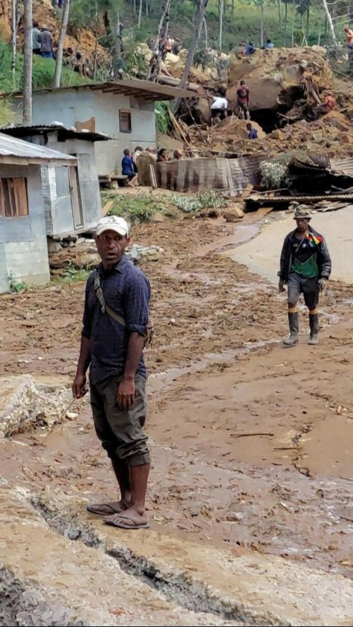 Namun hal itu terkendala dengan akses yang sulit menuju lokasi bencana sehingga menyulitkan tim melakukan proses pencarian dengan cepat. Foto: AFP / STR<br>