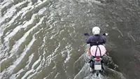 Jangan Nekat, Ini Risiko Motor Listrik Jika Terendam Air dan Banjir