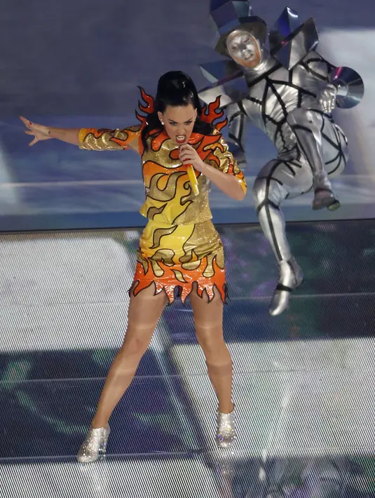 Katy Perry dalam balutan gaun berefek 3D pada bagian bahu, dalam rona merah, oranye, keemasan layaknya kobaran api. (Bintang/EPA)