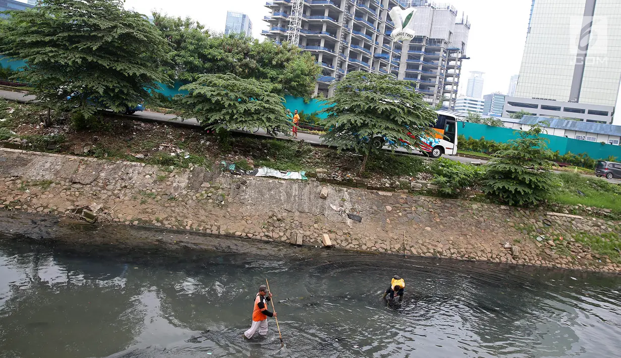 Suasana Kali Cideng, Jakarta, Minggu (23/7). Kurangnya kesadaran warga akan kebersihan membuat kali di Ibu Kota banyak dipenuhi sampah, terutama limbah rumah tangga. (Liputan6.com/Immanuel Antonius)