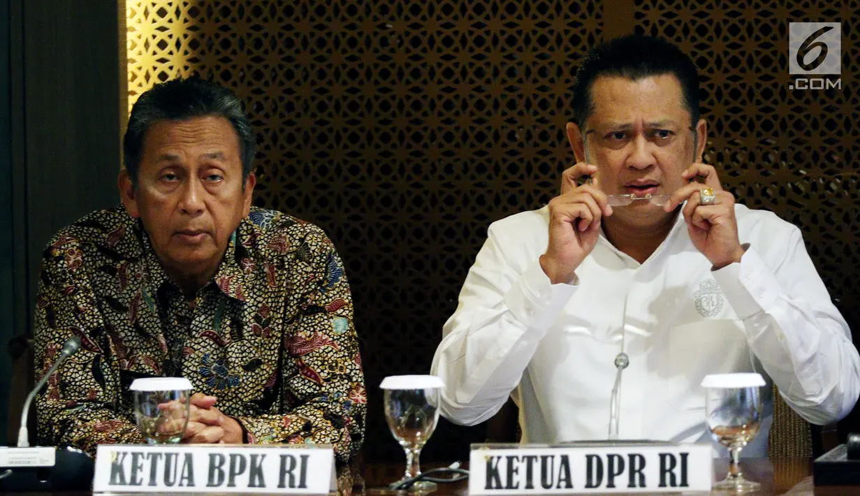 Ketua DPR, Bambang Soesatyo menerima Ketua BPK RI, Moermahadi Soerja Djanegara di Kompleks Parlemen, Jakarta, Rabu (31/1). BPK menyerahkan laporan audit investigatif terhadap proses pembangunan Terminal Peti Kemas (TPK) Koja. (Liputan6.com/Johan Tallo)
