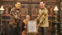 Pendiri MURI, Jaya Suprana bersama Menteri Kebudayaan Fadli Zon menyerahkan piagam penghargaan dan medali kepada dr. FX. Hanny Suwandhi sebagai Penulis Buku Pertama di Indonesia dan Dunia Internasional (50 Tahun Terakhir). (Foto: Dokumentasi Kementerian Kebudayaan).