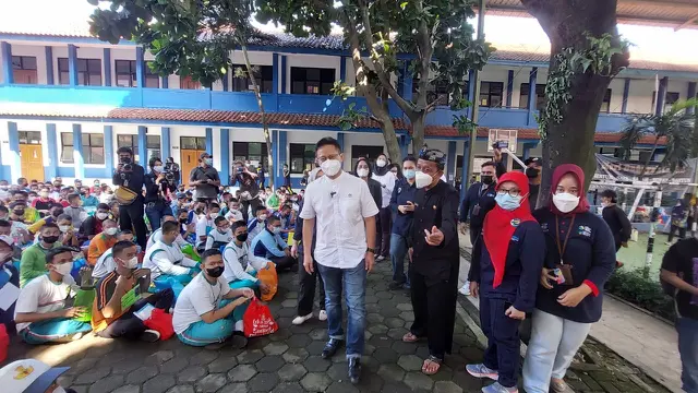 Saat berdialog bersama para murid di sekolah itu, hadir Menteri Kesehatan RI, Budi Gunadi Sadikin menekankan pentingnya mengonsumsi TTD alias tablet tambah darah bagi para siswi.