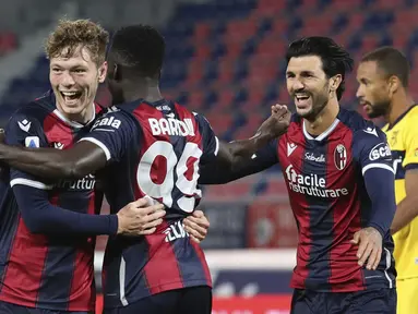 Pemain Bologna merayakan gol yang dicetak Andreas Skov Olsen ke gawang Parma pada laga lanjutan Liga Italia di di Stadion Renato Dell'Ara, Selasa (29/9/2020) dini hari WIB. Bolongna menang 4-1 atas Parma. (Filippo Rubin/LaPresse via AP)