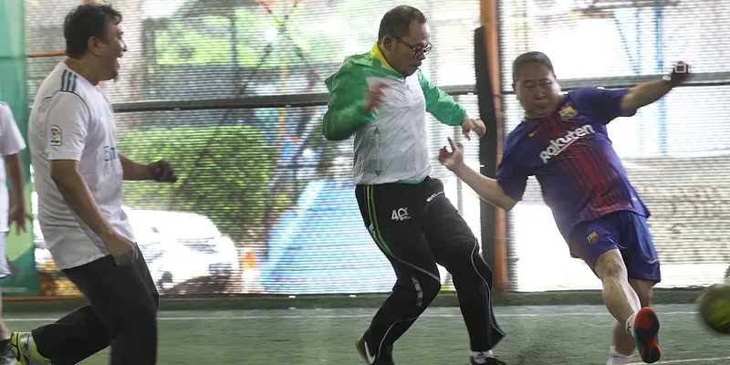 PHOTO: Aksi Menaker dan Dirut BPJS Ketenagakerjaan Bermain Futsal