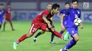 Pemain sayap Timnas Indonesia U-23, Osvaldo Haay berusaha mengoper bola pada laga persahabatan melawan Thailand U-23 di Stadion PTIK, Jakarta, Kamis (31/5). Indonesia U-23 kalah 1-2. (Liputan6.com/Helmi Fithriansyah)
