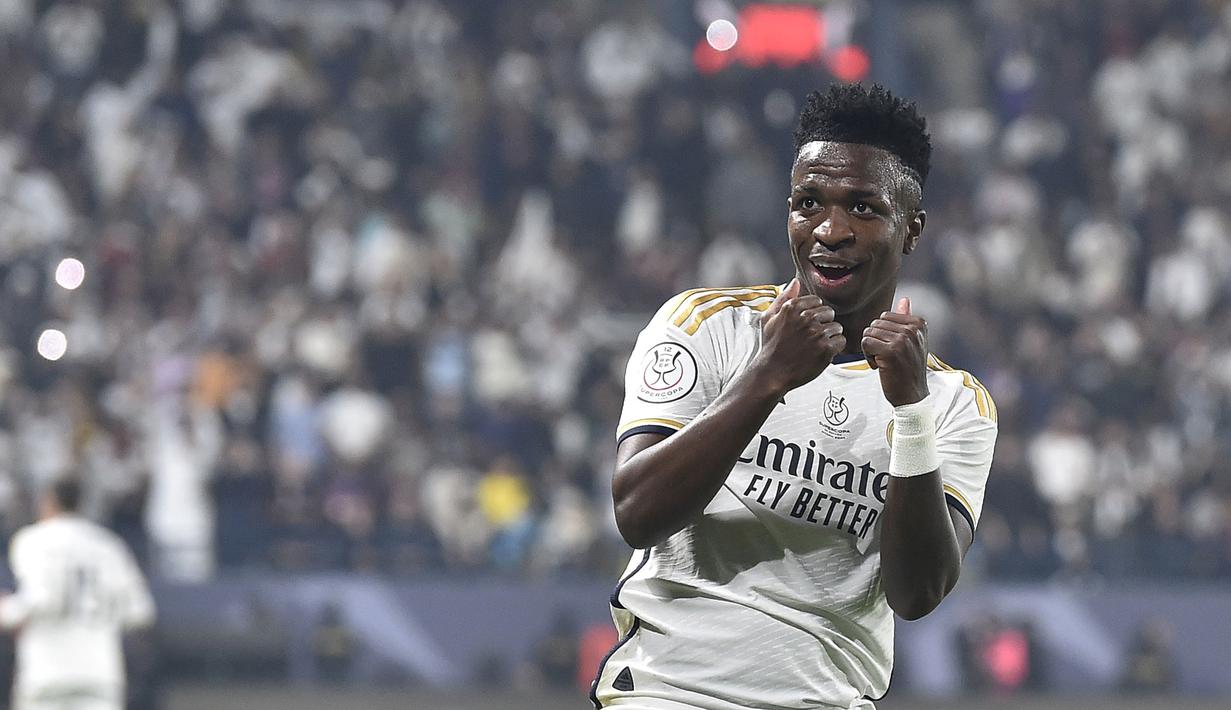Pemain Real Madrid, Vinicius Junior melakukan selebrasi setelah mencetak gol ke gawang Barcelona pada laga final Piala Super Spanyol di Stadion King Saud University, Riyadh, Arab Saudi Senin (15/1/2024) dini hari WIB. Real Madrid menang dengan skor 4-1. (AP Photo)